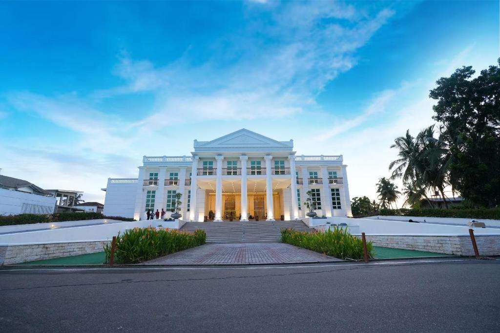 Image of  Grandeeza Hotel by Galison 