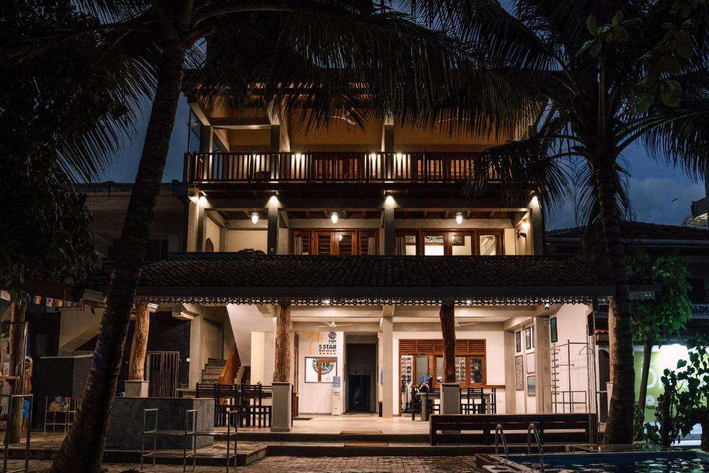 Image of  Pearl Divers Beachfront Apartment 