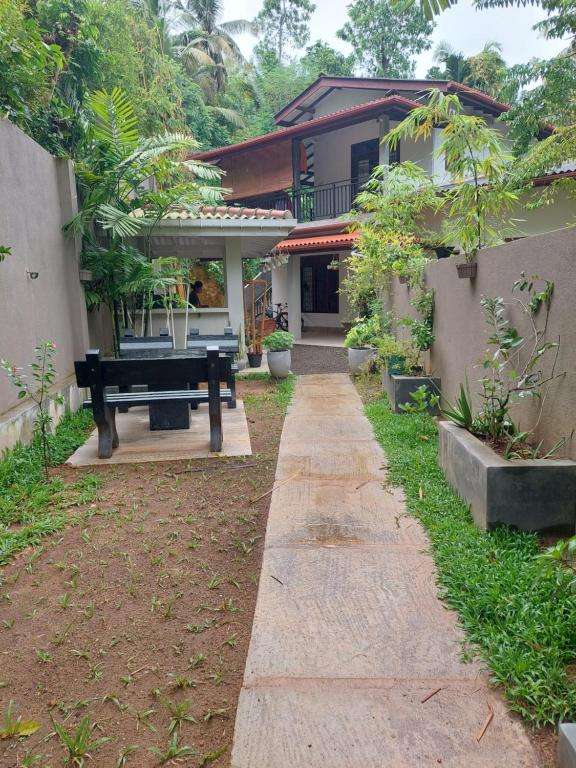 Image of  Sudu Guest 