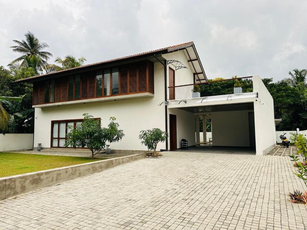 Image of  Lake Round Luxury House 